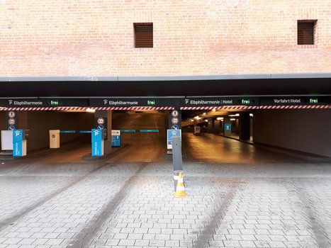 Hamburg Elbphilharmonie APCOA Einfahrten gesamt Elbphilharmonie Hotel-1