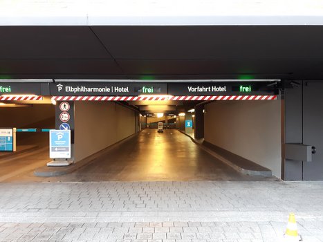 Hamburg Elbphilharmonie APCOA Einfahrten Parkbereich P2 / Hotel Elbphilharmonie Hotel-3